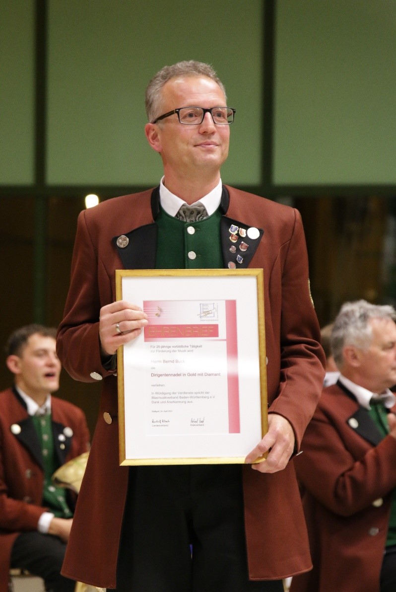 Musikverein Unlingen ernennt MD Bernd Buck zum Ehrendirigenten