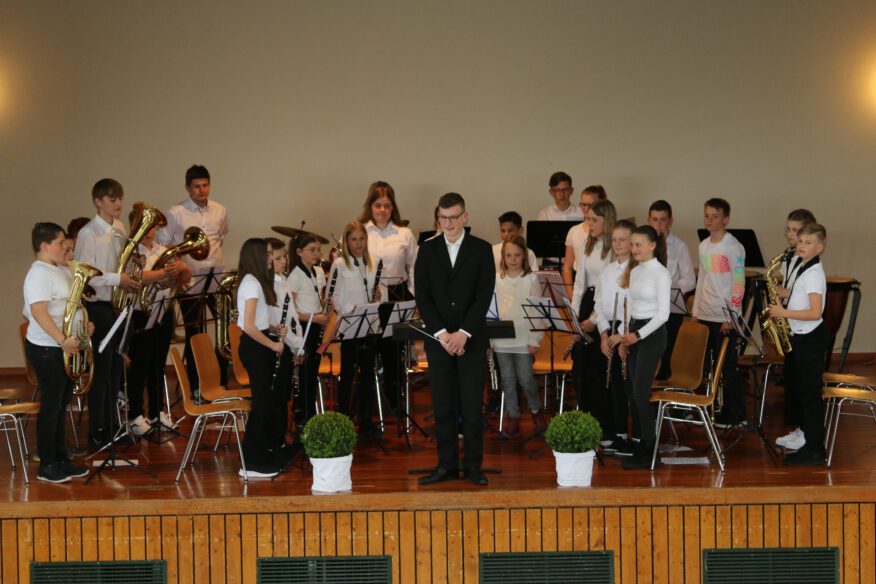 Jugendliche zeigen ihr musikalisches Können in der Gemeindehalle