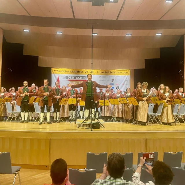 🎶 Wir sind die 11. beste Musikkapelle Deutschlands! 🇩🇪🎺

In Kategorie 5/6 haben wir uns mit dem Pflichtstück „Turbulences“ und dem Selbstwahlstück „Fifth Suite“ der Jury gestellt – und dürfen nun mit 82,88 Punkten stolz auf Platz 11 zurückblicken! 💪🥳

Ein riesiges Dankeschön an unseren Dirigenten @phiwi1984 und an das großartige Publikum auf dem @deutschesmusikfest in Ulm. Dieser Erfolg gehört uns allen & zeigt was möglich ist, wenn man gemeinsam mit Herzblut auf ein Ziel hinarbeitet! ❤️
