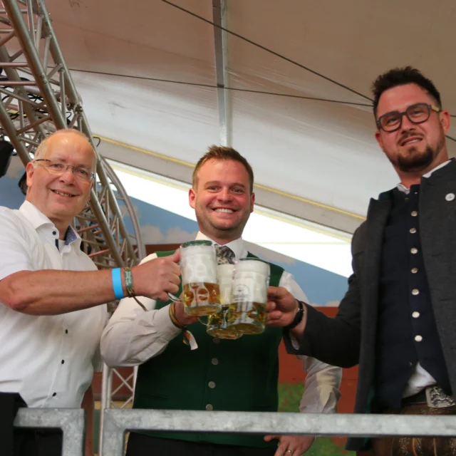 🍻 Unlinger Annafest 2025 - was für ein Fest!
Vom traditionellen Fassanstich bis zum stimmungsvollen Festausklang – ein Zelt, Bombenstimmung und beste Laune! 🎉🎶
Danke an alle, die mitgefeiert haben!
Wir sagen: Bis nächstes Jahr! ❤️